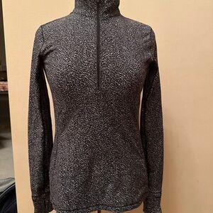 Lululemon Athletica Black and White Patterned 1/4 zip ! 19 in Pit to Pit